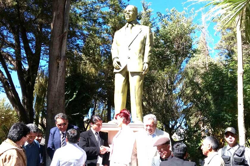 RECONOCIMIENTO. La estatua de José Luis San Juan en la plaza principal de Tupiza, como justo homenaje