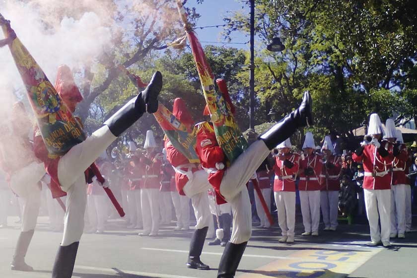 IMPECABLE. La banda de guerra del colegio Jaime de Zudáñez demostró un alto nivel de formación y mereció el aplauso