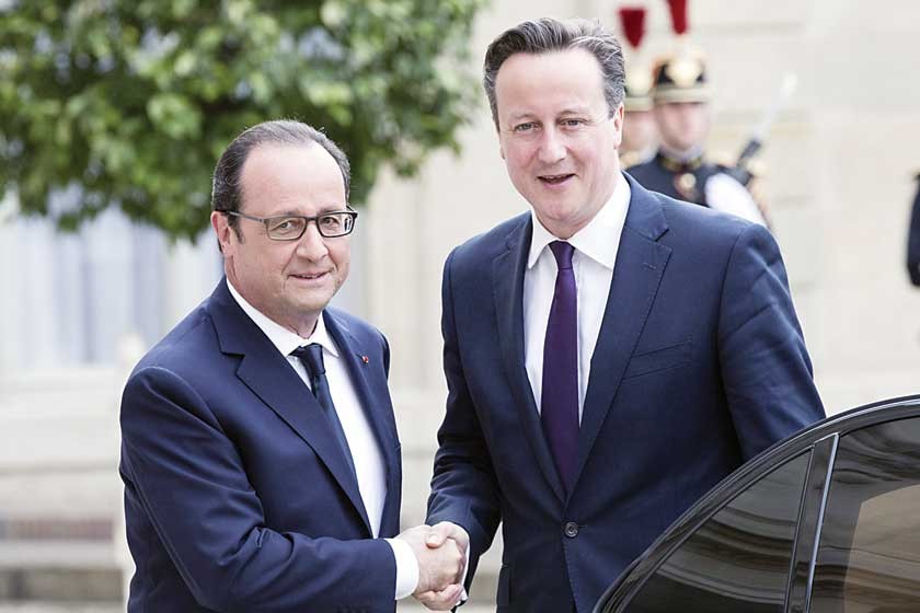 REUNIÓN. El primer ministro de Reino Unido, David Cameron (d), acompañado del presidente francés, Francois Hollande.