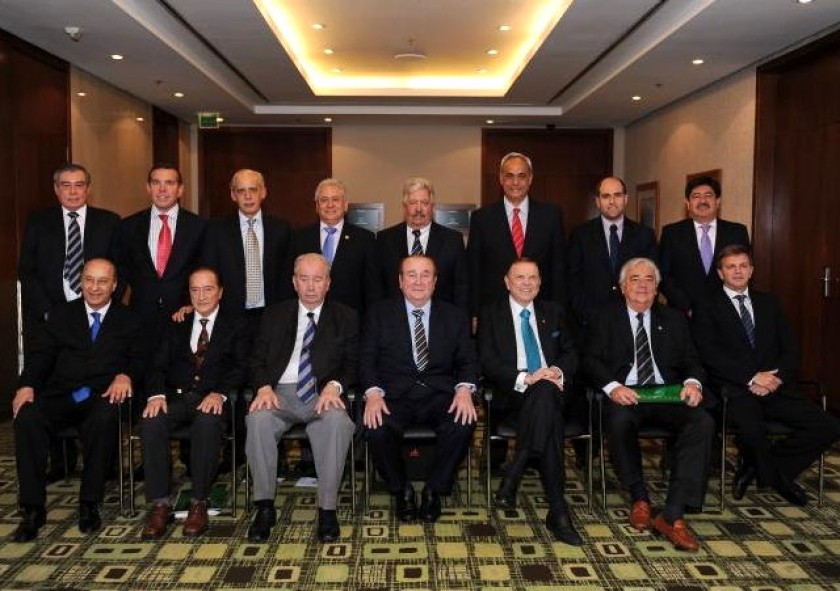 Una foto de archivo en la que Carlos Chávez (3izq arriba) posa junto a algunos de los imputados por EEUU. Foto: Conmebol
