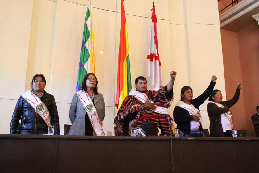 POSESIÓN. Los nuevos asambleístas juraron ayer a sus cargos en el Salón de Convenciones de la Gobernación.