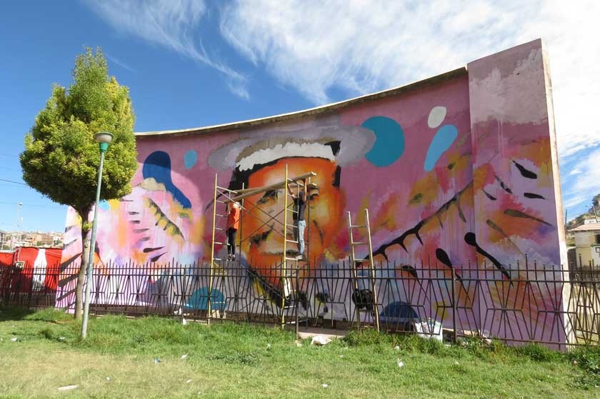 PINTANDO. El artista "Polar" y su novia vienen trabajando cuatro días para concluir el mural inspirado en la libertad