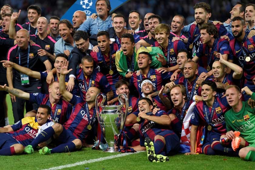 Los jugadores y cuerpo técnico del conjunto azulgrana celebran junto al trofeo de la Champions League