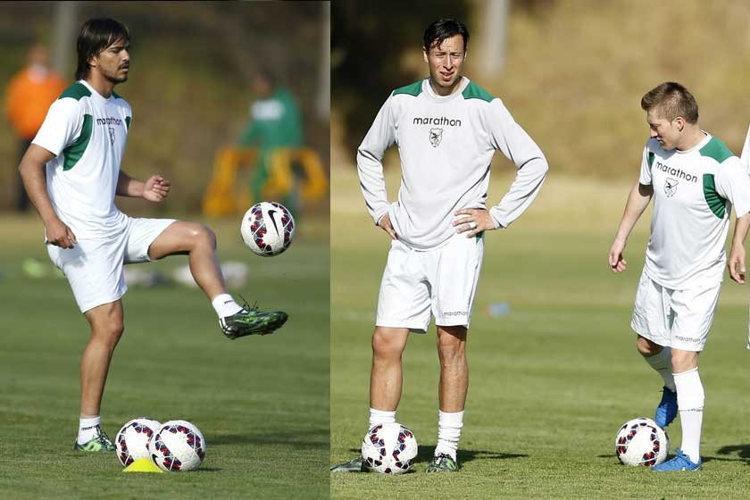 Marcelo Martins (i) será uno de los atacantes de Bolivia en el partido de mañana, frente a México; al lado, la práctica