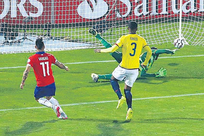 El delantero Eduardo Vargas (i) anota el segundo gol de Chile con un remate cruzado en el partido inaugural