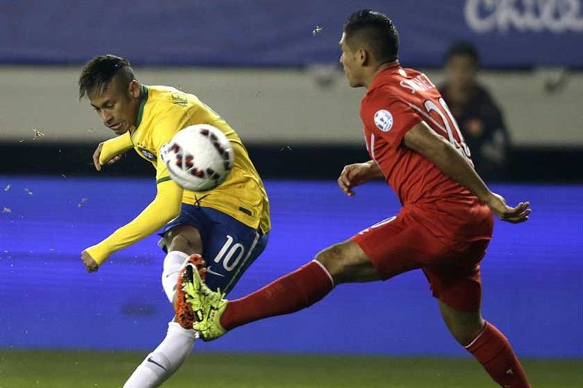 El delantero Neymar (i) fue el jugador más destacado de Brasil en el triunfo sobre Perú, que se jugó ayer