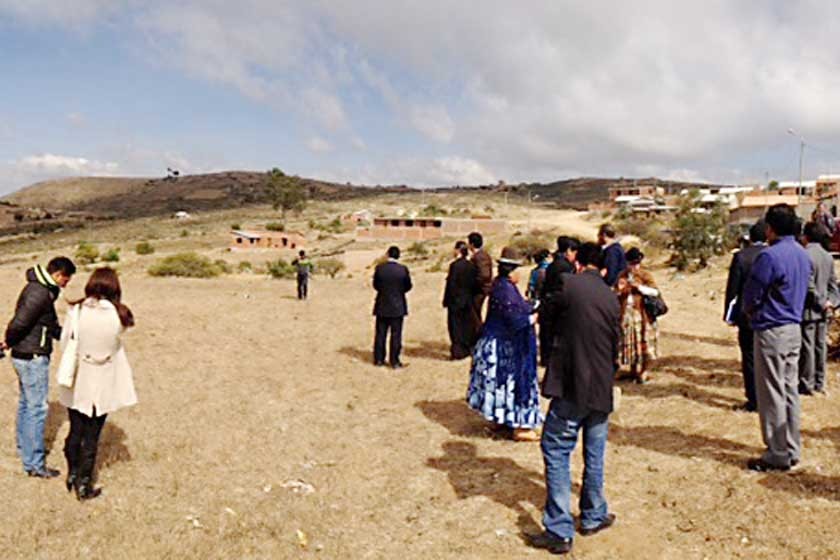 EN ELTERRENO. Las autoridades regionales y nacionales durante su visita a parte del terreno que adquirió la Gobernación