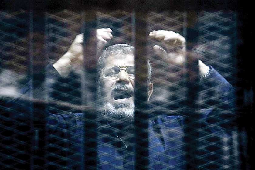 CONDENA. El ex presidente egipcio, Mohamed Mursi, fotografiado después de escuchar el veredicto de la justicia, ayer.