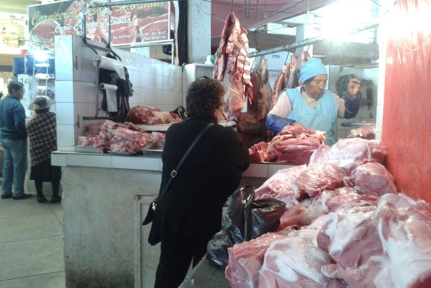 Las comerciantes de carne de res decidieron vender su remanente en el mercado central. Foto: CORREO DEL SUR