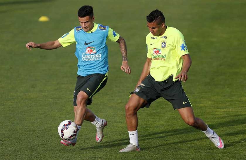 El volante brasileño Phillipe Coutinho (i) podría ser el reemplazante de Neymar, que fue suspendido por cuatro partidos