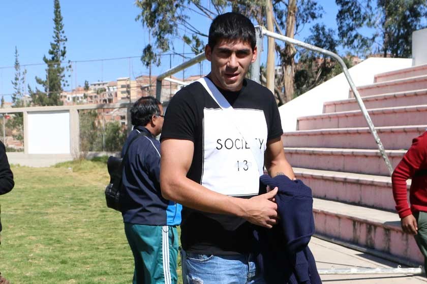 El delantero argentino Leonardo Carboni llegó ayer a Sucre y prometió imponer su garra en el ataque estudiantil.