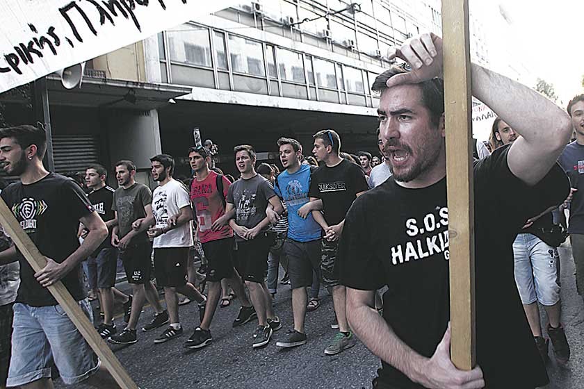 RECLAMOS. Un grupo de personas participa en una manifestación contra la austeridad y de apoyo al gobierno griego