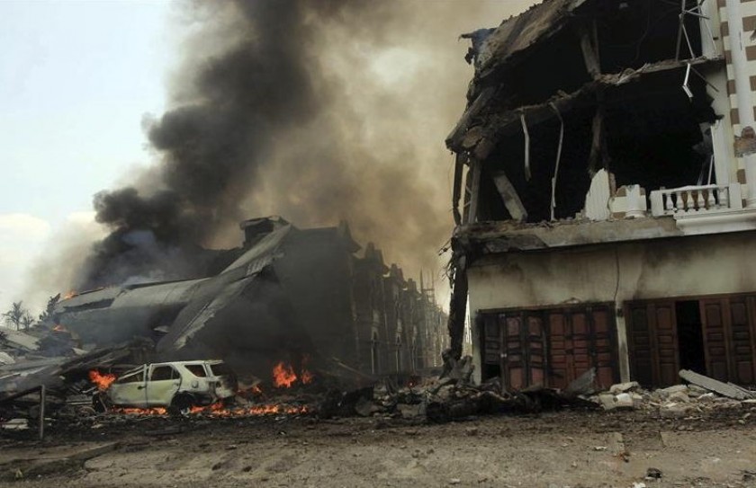 Vista del lugar donde se produjo el accidente de un avión militar de transporte del Ejército indonesio. Foto: EFE