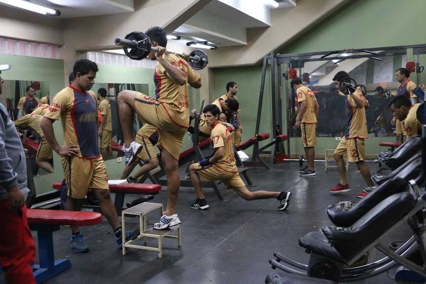 El primer plantel del equipo estudiantil sostuvo ayer una sesión de gimnasio en el coliseo Universitario N° 1