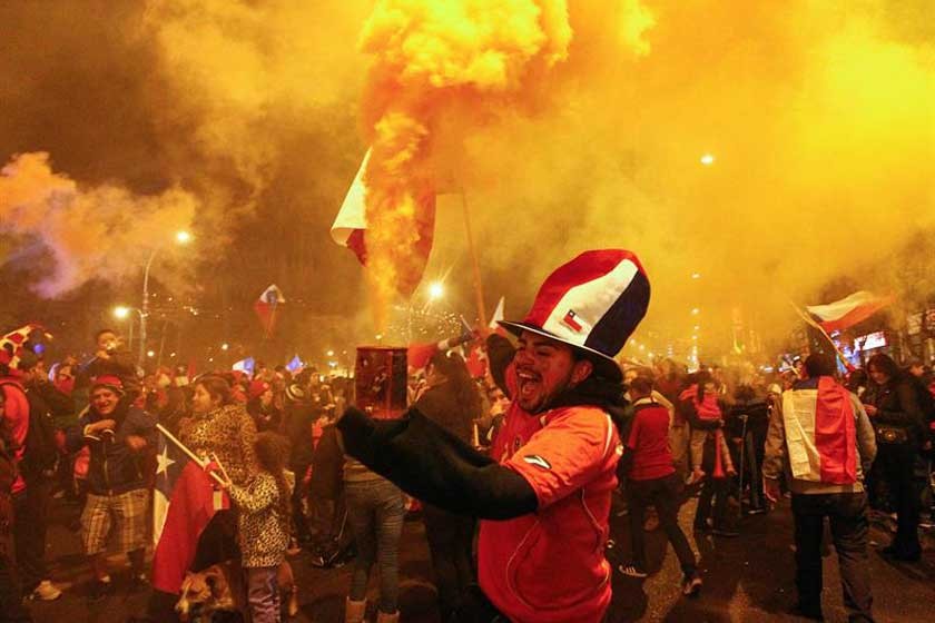 Los chilenos eufóricos por la victoria de su selección salieron a las calles a festejar hasta la madrugada de ayer.
