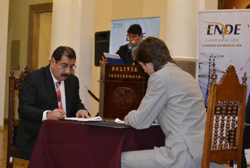 El presidente ejecutivo de ENDE, Eduardo Paz, y el gerente general para Latinoamérica, Nicola Ruga. Foto: ABI