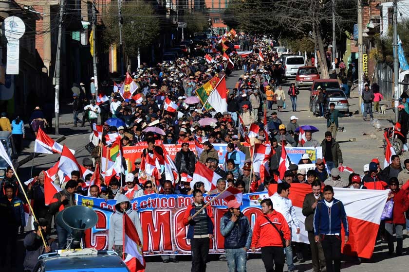 PROTESTA. Los potosinos protestan en Potosí, el primer día de paro indefinido en esa ciudad.