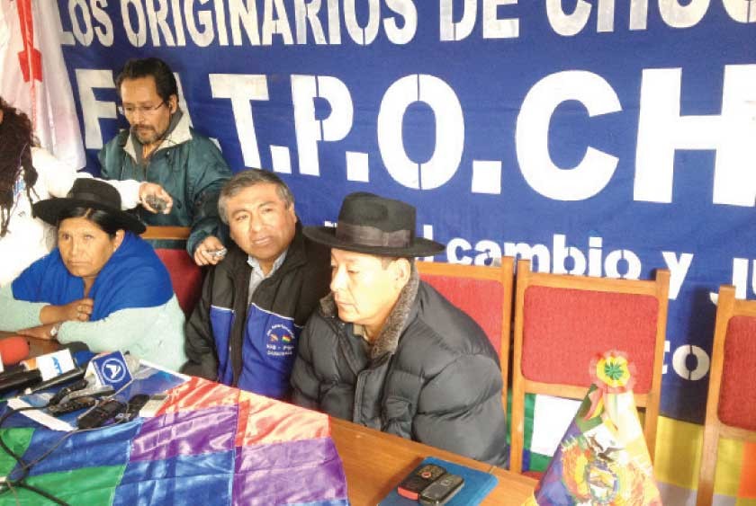 PRESENTACIÓN. Dirigentes campesinos presentan a Marcel Orgáz (c) como nuevo presidente.