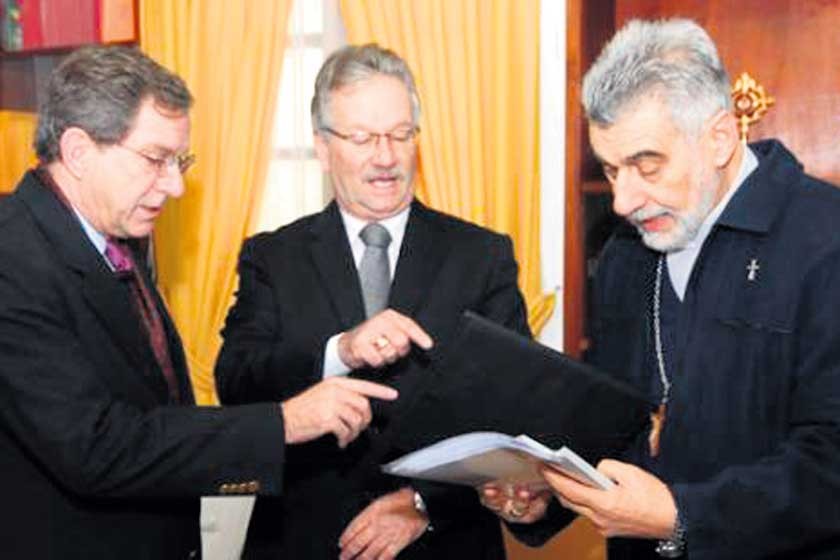 Demanda. Los ejecutivos de la ANP entregan una carta a monseñor Sergio Gualberti.