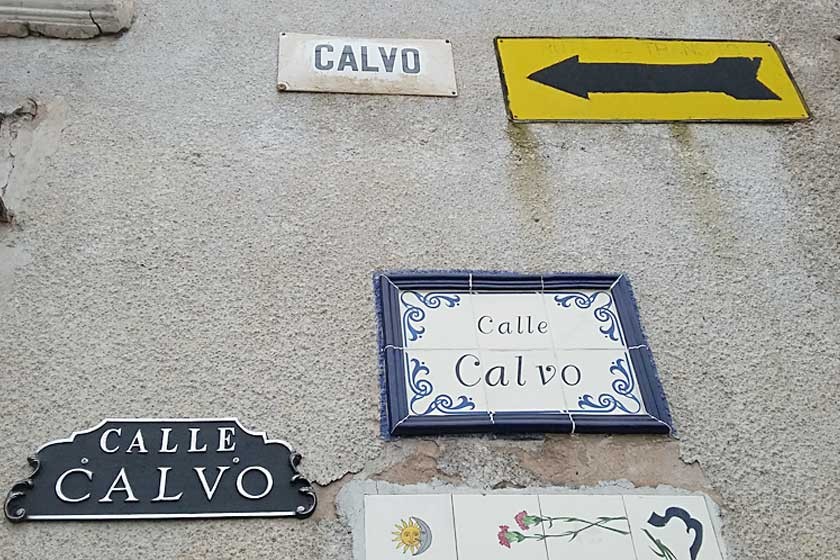 SUCRE. En varias calles del centro, la Alcaldía colocó hasta tres plaquetas de señalización.