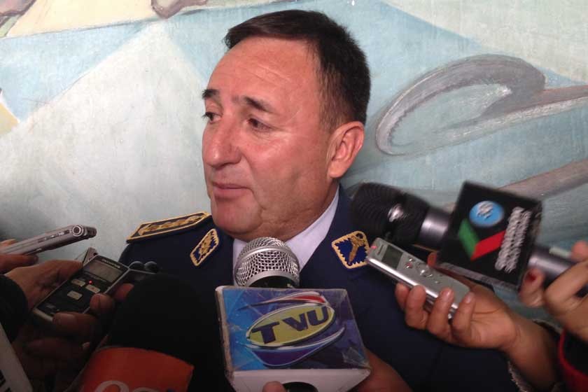 PROPONENTE. El comandante General de la Fuerza Aérea Boliviana, general Juan Gonzalo Durán, tras su visita al Gobernador