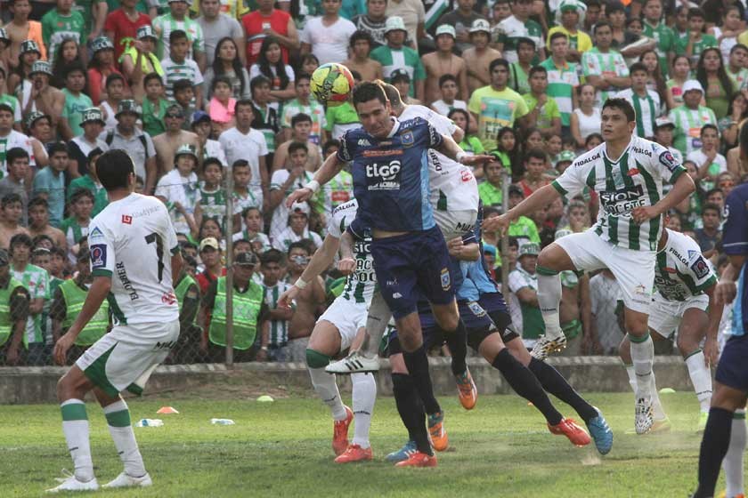 Un pasaje del partido jugado ayer en el estadio de Real Santa Cruz, entre Blooming y Oriente Petrolero