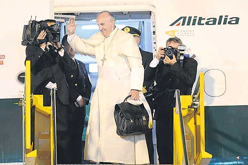 RETORNO. Imagen del papa Francisco cuando abordaba el avión durante su viaje de retorno al Vaticano.