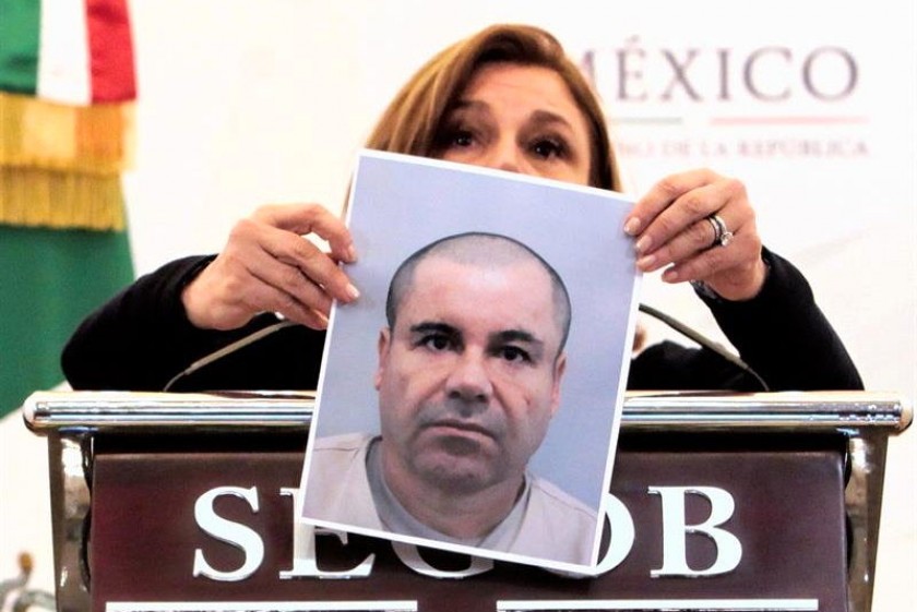 La titular de la Procuraduría mexicana, Arely Gómez, muestra una fotografía del narcotraficante Joaquín Guzmán. EFE