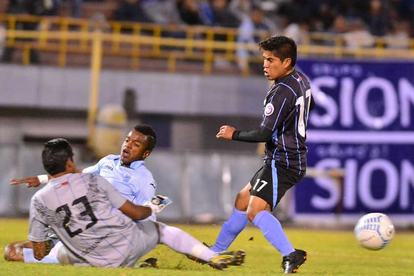 El primer duelo de los cuartos de final entre Aurora y Ciclón se jugó anoche, en el estadio Félix Capriles de Cochabamba