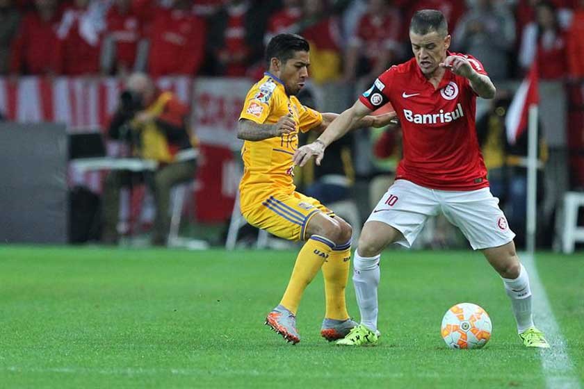 El argentino Andrés D’Alessandro (d) anotó uno de los goles del triunfo para el Internacional brasileño.