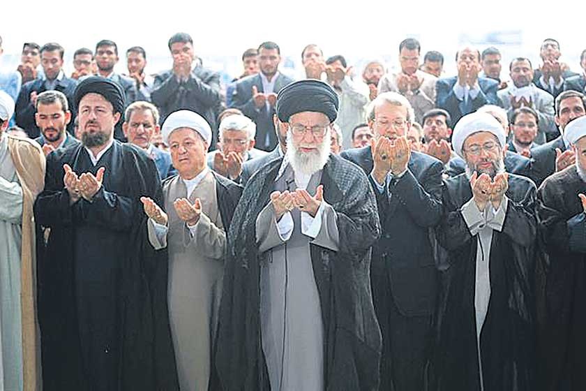 RECHAZO. El ayatolah Alí Jamenei (c) participa, junto a otros clérigos y dirigentes políticos iraníes