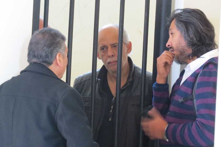 Los directivos Carlos Chávez (centro) y Alberto Lozada pasaron su segunda noche en las celdas de la FELCC
