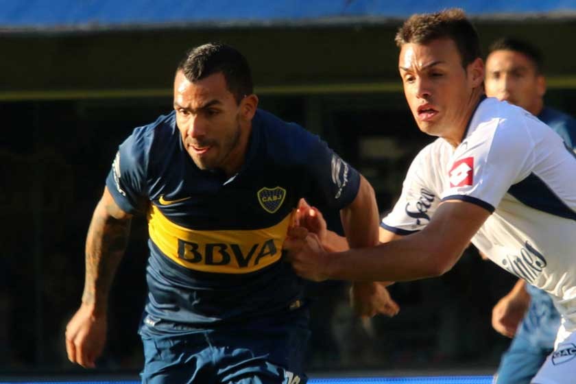 El “Apache” Carlos Tevez (i) durante el partido de ayer, en el que Boca Juniors venció a Quilmes, en La Bombonera.