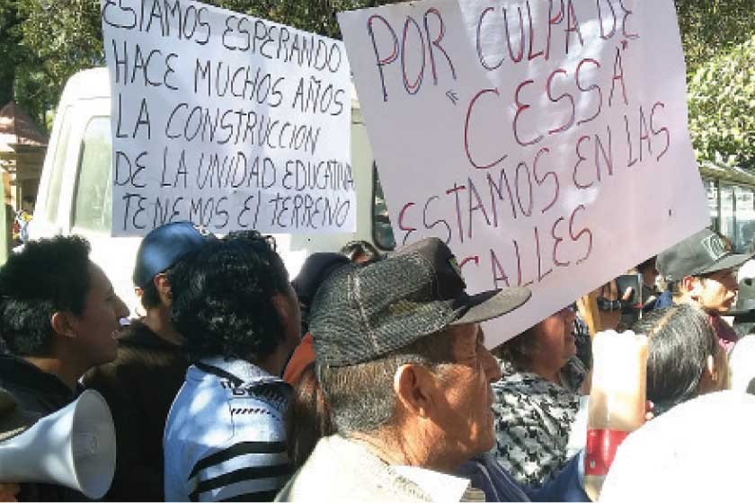 MOVILIZACIÓN. Vecinos de la zona Planta Diesel protestaron en la puerta del edificio del Gobierno Municipal