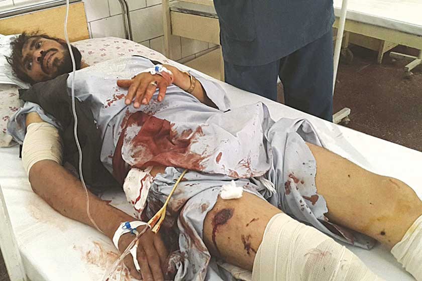 VÍCTIMA. Un hombre recibe asistencia médica en un hospital tras resultar herido en un atentado en Faryab