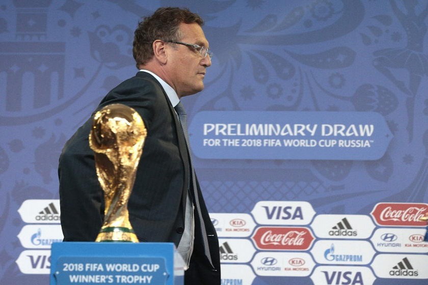 El secretario general de la FIFA, Jerome Valcke, pasa junto a la Copa del Mundo en San Petersburgo. Foto: EFE