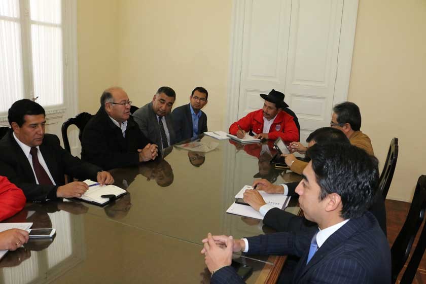 La reunión entre dirigentes de Universitario y el Gobernador sostenida ayer, en el despacho de Esteban Urquizu.