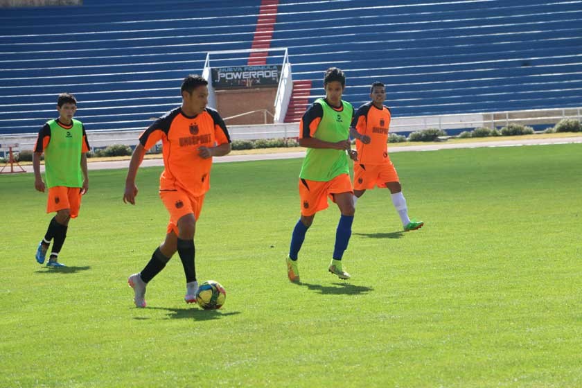 El equipo “A” y “B” de Universitario disputaron un partido de evaluación ayer, en el estadio Patria.