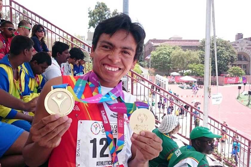 El boliviano Luis Pedraza muestra dos de las 24 medallas conseguidas por el país en los Juegos Mundiales.