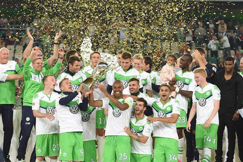 El festejo de los jugadores del Wolfsburgo luego de vencer al Bayern Munich por la Supercopa de Alemania.