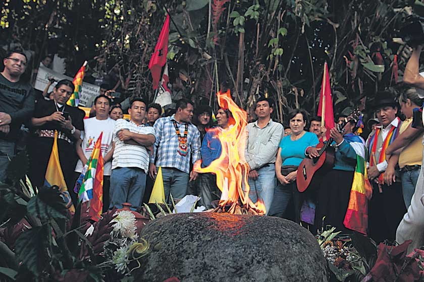 MOVILIZACIÓN. Indígenas convocados por la Confederación ecuatoriana participan en una ceremonia ancestral