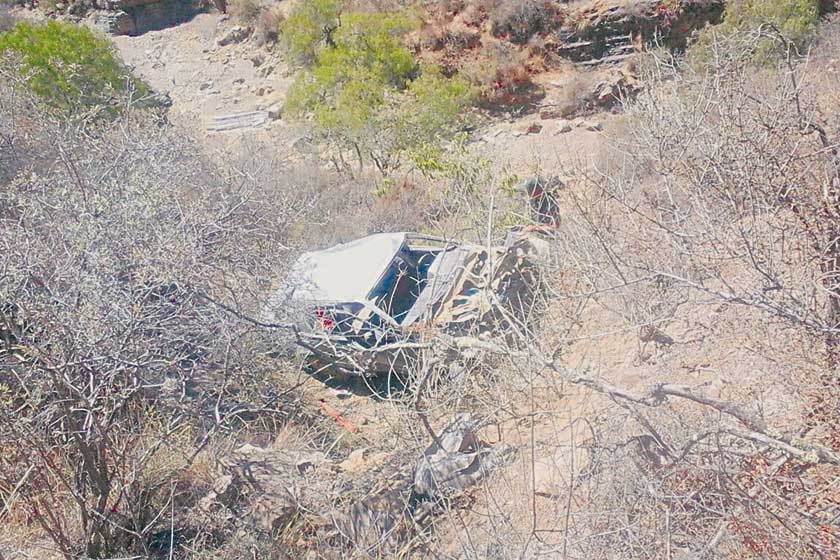 ACCIDENTE. La vagoneta en la que viajaba el suboficial Castro se embarrancó en la ruta hacia Cachimayu.