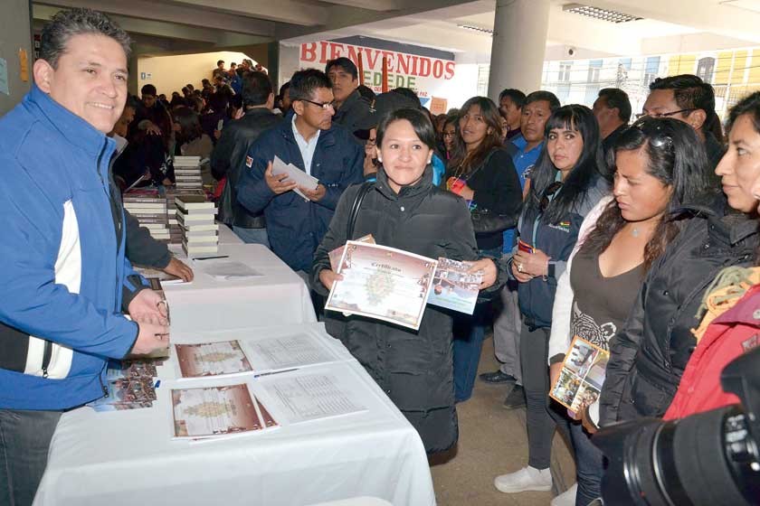 ENTREGA. Funcionarios públicos reciben sus certificados en un acto en La Paz, que acreditan que tomaron un curso básico