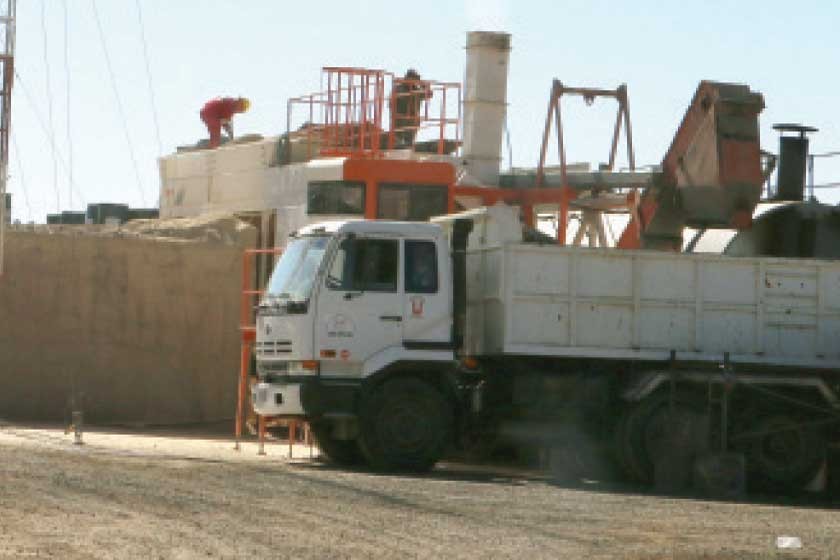 PRODUCCIÓN. La planta asfaltadora municipal, ubicada en la zona del aeropuerto Juana Azurduy de Padilla