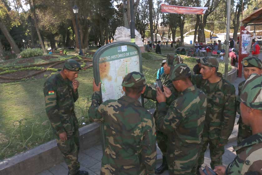 SUCRE. Los militares que participarán de la Parada Militar llegaron a la ciudad junto a su equipo bélico.