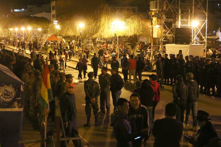 ESPECTATIVA. Todas las aceras y espacios libres de la avenida Las Américas están colmadas de sillas y vehículos
