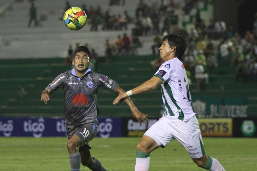 El defensor albiverde Marvin Bejarano (d) y el volante académico Rudy Cardozo van en busca del balón.