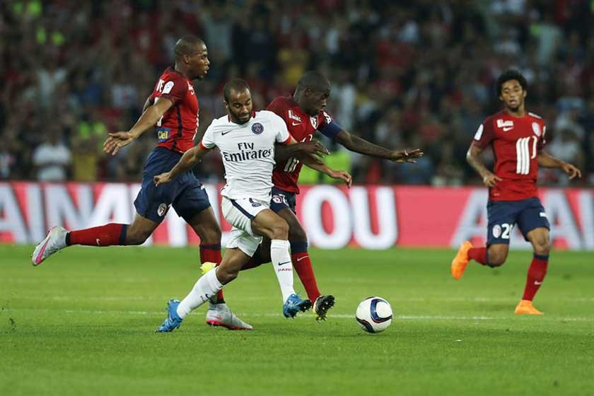 El brasileño Lucas Moura (c) fue el autor del único gol del partido.