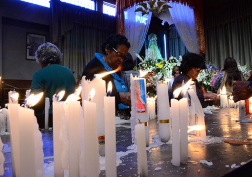 El templo de la Virgen de Urkupiña en Quillacollo recibió a decenas de fieles. FOTO: Los Tiempos