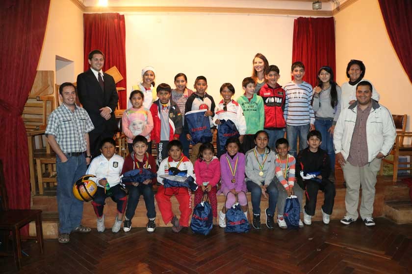 Los niños ganadores posan junto a los organizadores del torneo desarrollado en instalaciones de la Alianza Francesa.